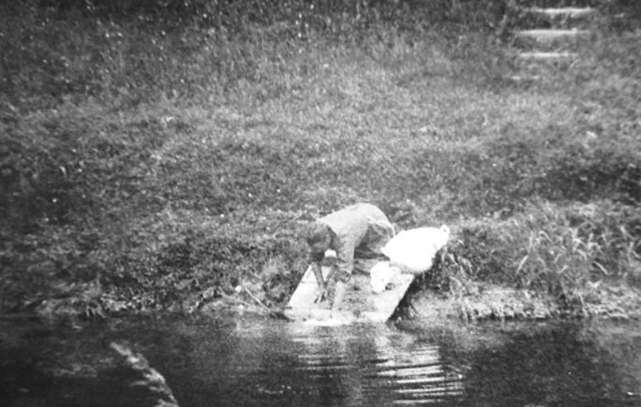 Donna sul lampor,lava sul canale Bidogia