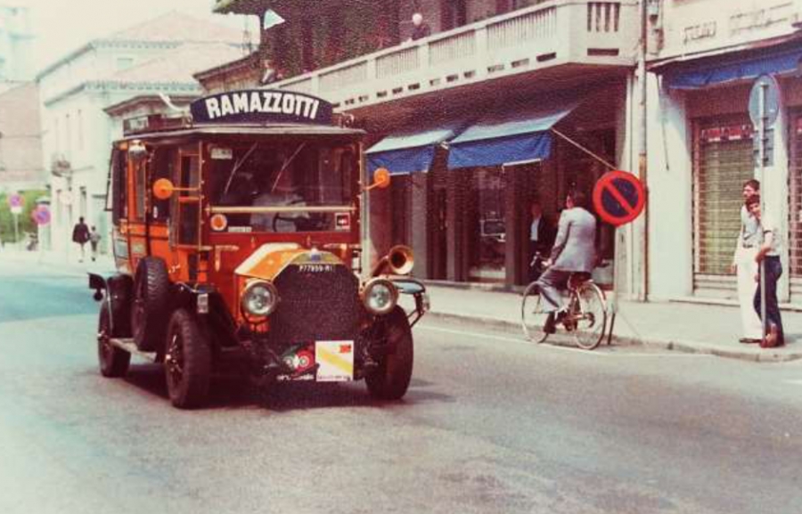 Auto storica della Ramazzotti al seguito del Giro d’Italia
