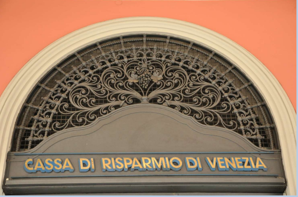 Continuo degli eleganti particolari delle scale e dei lucernari, eseguiti dalle Officine Striuli di San Donà di Piave